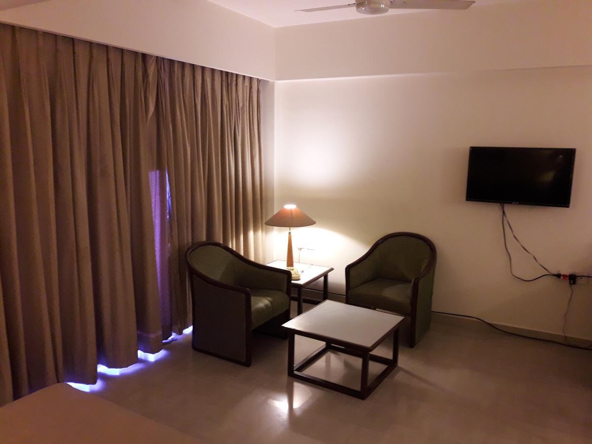 Hotel Bluehill Bhavnagar Buitenkant foto